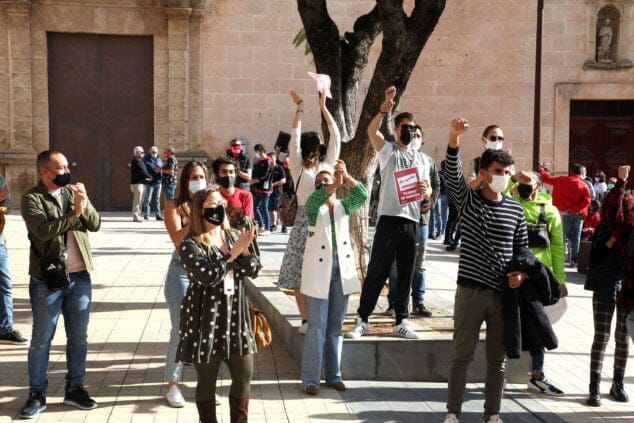 manifestacion de aehtma frente al ayuntamiento tino calvo 21