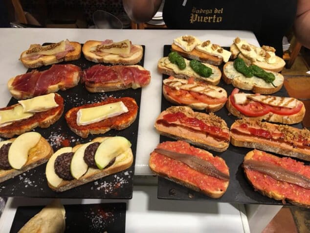 Comida para llevar en Dénia: sitios, platos y teléfonos para reservar 2 Imagen: Montaditos en Dénia - Bodega del Puerto