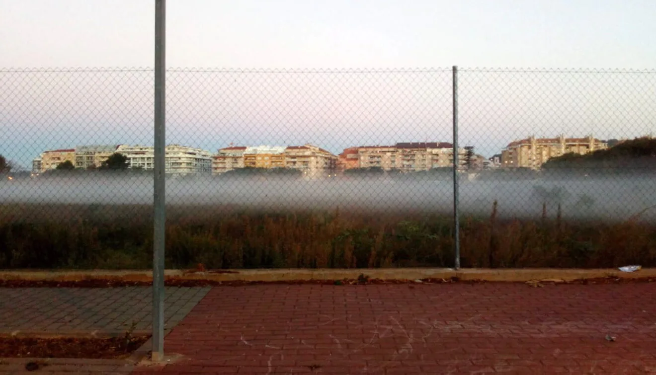 Niebla sobre los terrenos colindantes a la avenida Joan Fuster