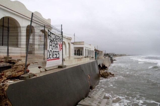 Tras horas y horas mirando con miedo al mar, Les Deveses aguantan un día más 4 Imagen: Pancarta en Les Deveses | Tino Calvo