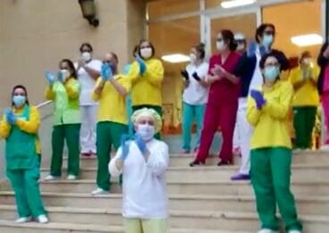 plantilla de la residencia santa llucia homenajeada por la policia y proteccion civil en el confinamiento