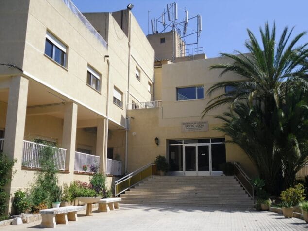 Imagen: Puerta de la residencia Santa Llúcia