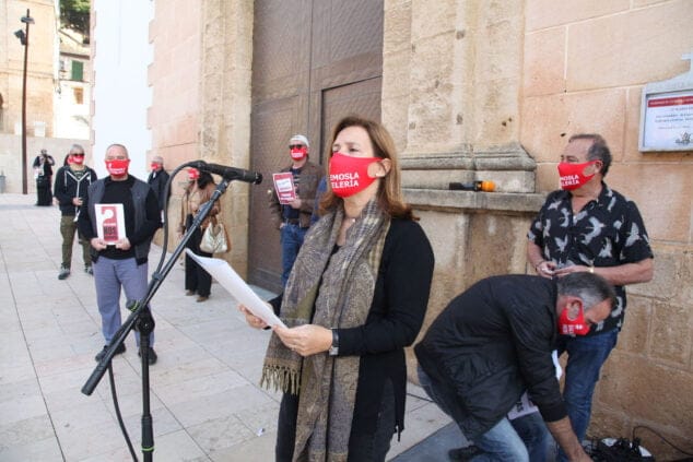 Imagen: Representantes de AEHTMA leyendo el manifiesto