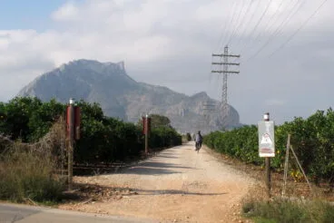 La silueta de la sierra de Segaria, en uno de los extremos de la Via Verde de Dénia