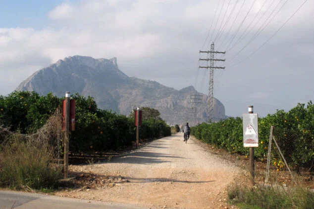 Imagen: La silueta de la sierra de Segaria, en uno de los extremos de la Via Verde de Dénia