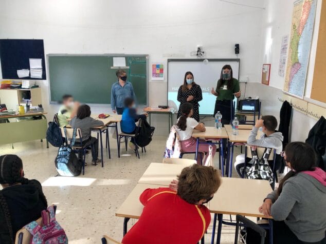 Imagen: Taller en el colegio Cervantes con la participación de la concejala Melani Ivars
