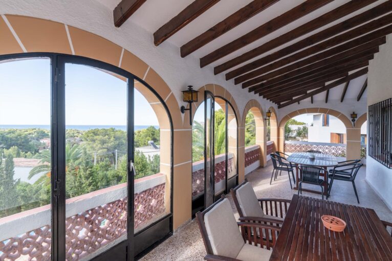 Terraza cubierta de una casa de vacaciones para siete personas en Dénia - Aguila Rent a Villa