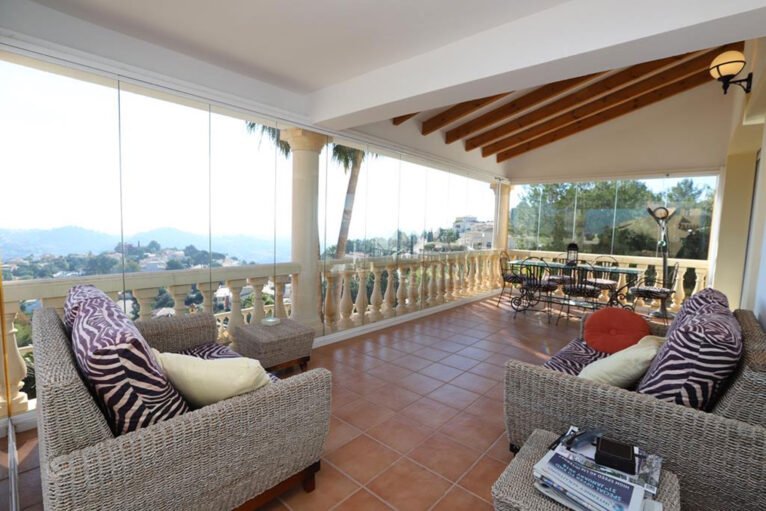 Terraza de una villa con vistas impresionantes en La Sella - Promociones Denia, S.L.