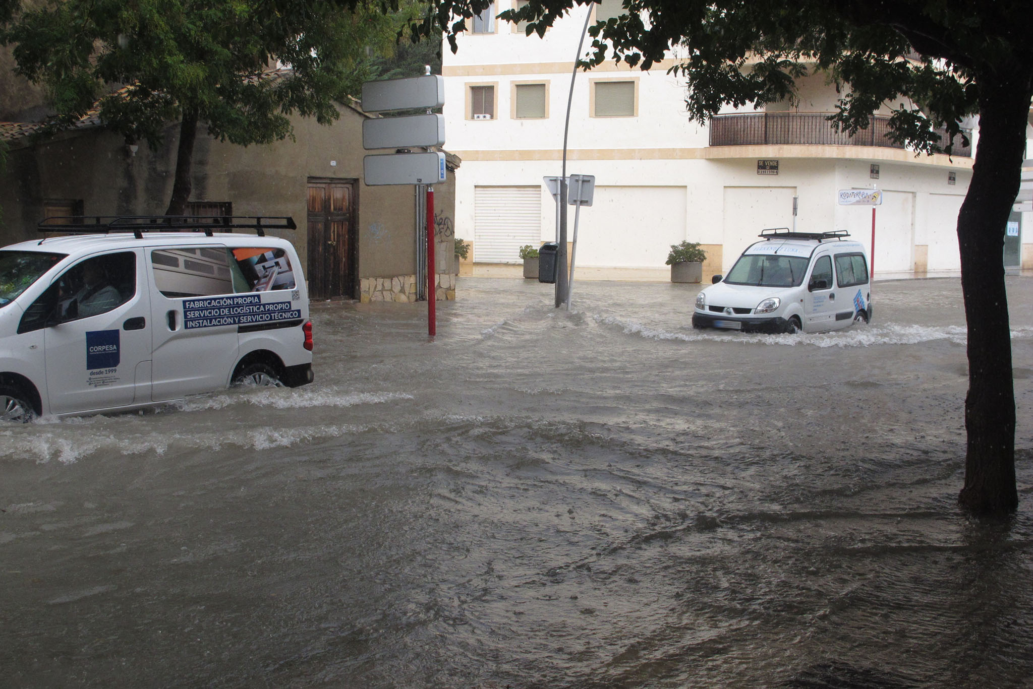 Vehículos circulando por las calles inundadas | Tino Calvo