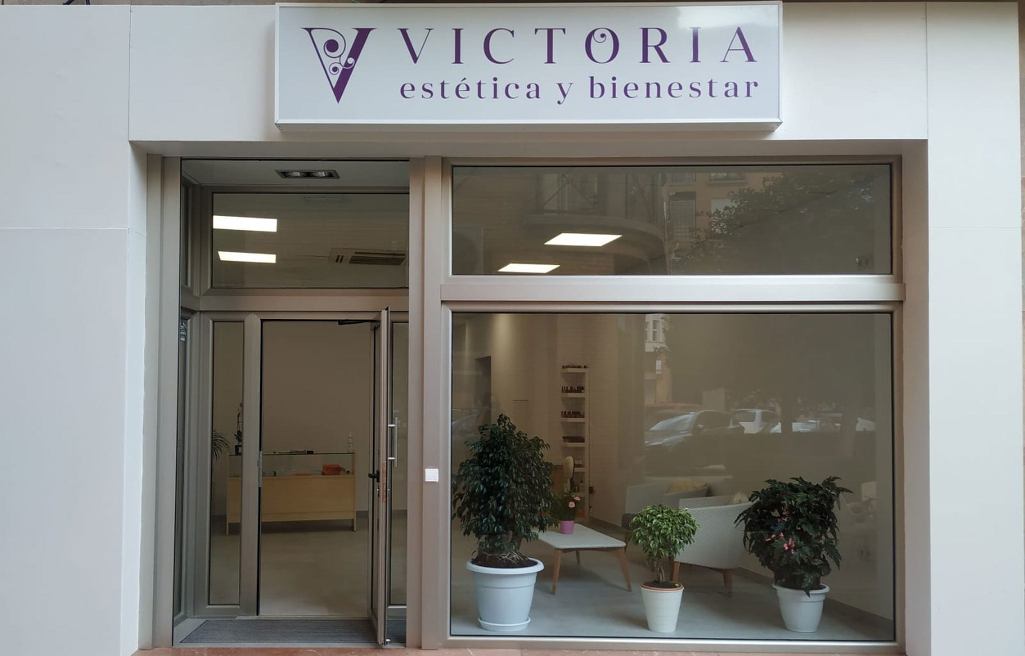 Entrada a las nuevas instalaciones de Victoria, estética y bienestar
