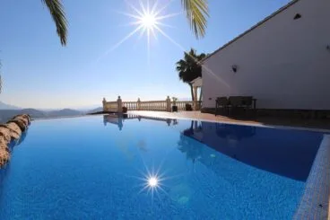 Piscina de una villa con vistas impresionantes en La Sella – Promociones Denia, S.L.