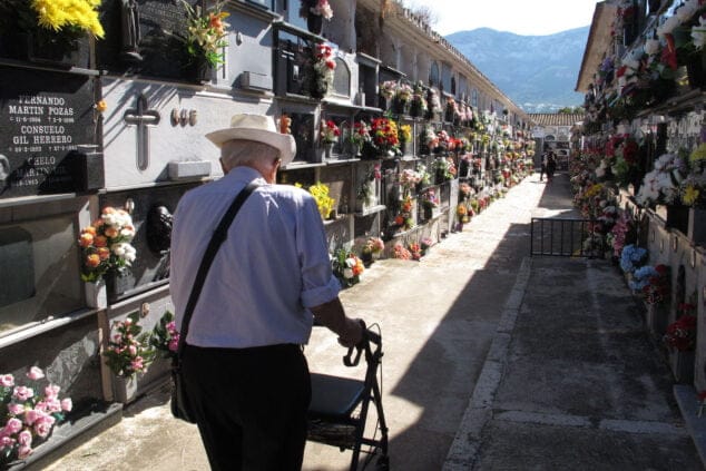 Imagen: Visitas al cementerio por el día de Tots Sants | Tino Calvo