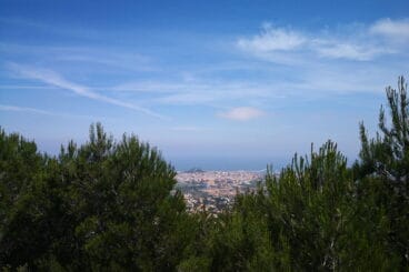 Vistas hacia Dénia durante el ascenso a la Creueta del Montgó