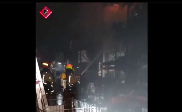 actuacion de los bomberos en el centro comercial