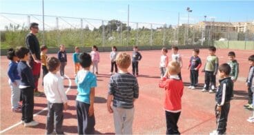 alumnos realizando actividades en el patio de un colegio dianense