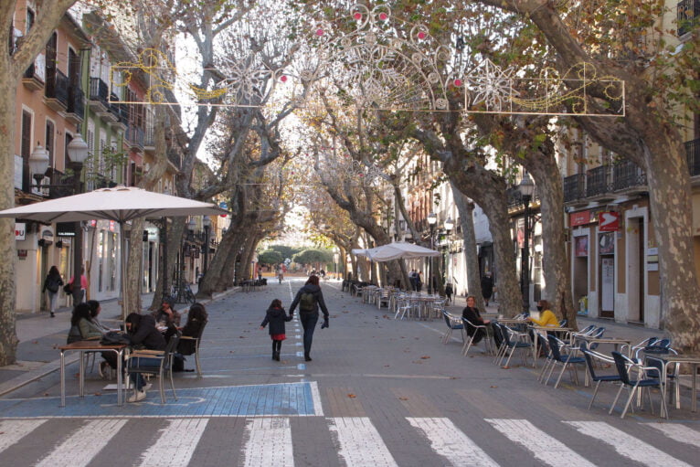 Atmosphere in Marqués de Campo under the Christmas decorations