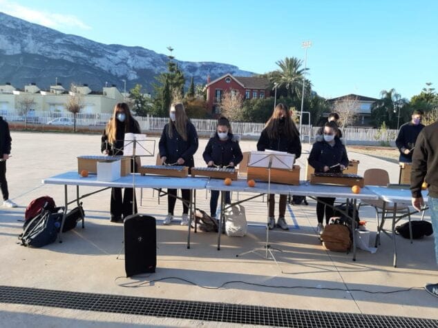 Alumnos del IES Sorts de la Mar de Dénia recaudan 390 euros para Matria y APAD 2 Imagen: Amenización de la carrera por parte de los alumnos