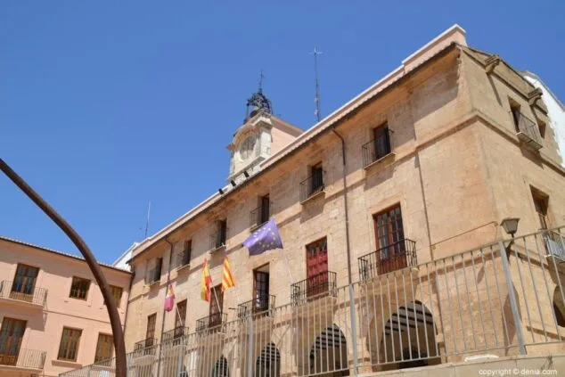 Imagen: Ayuntamiento de Dénia desde el inicio de la plaza del Consell