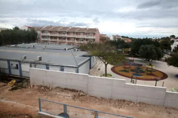 Barracones donde cursan los alumnos actualmente, vistos desde un aula del nuevo colegio