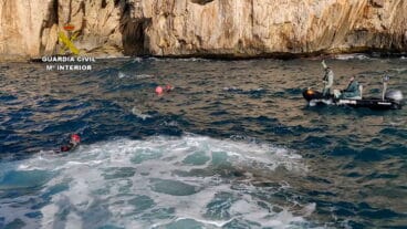 Buzos de la Guardia Civil junto a una embarcación neumática
