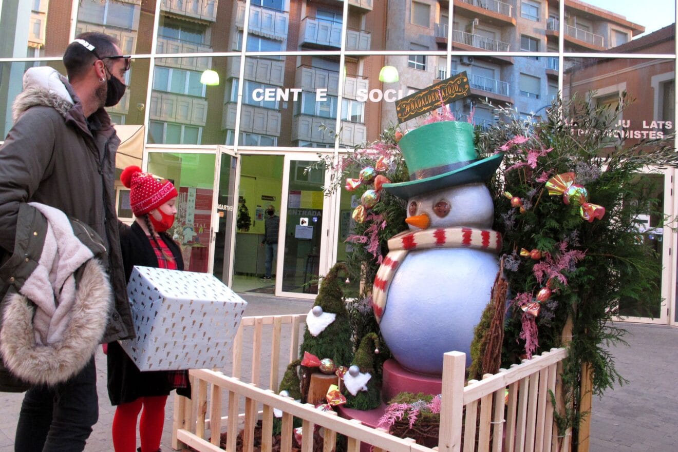 Un muñeco de nievo viste la zona del Centro Social