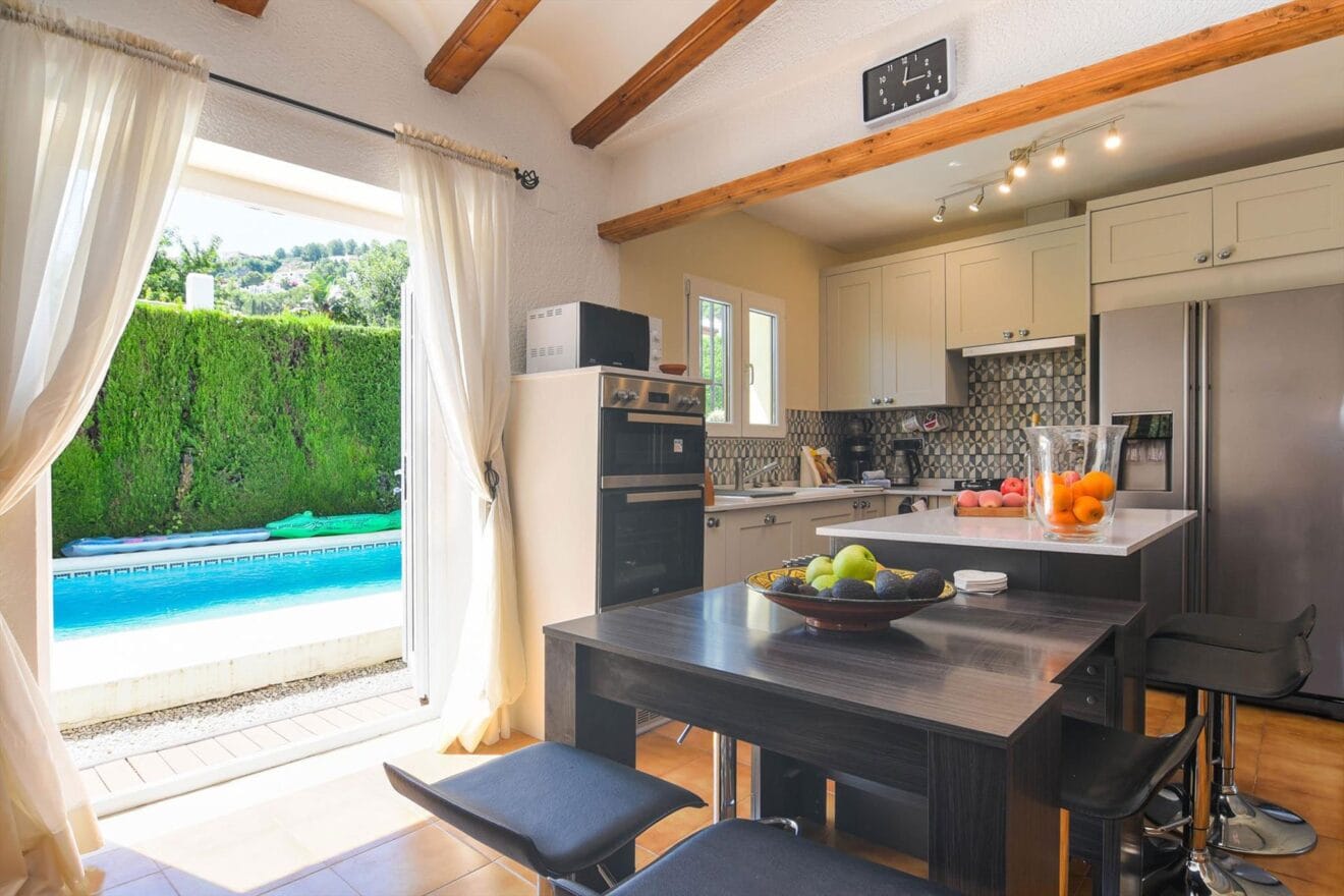 Cocina de una casa de alquiler vacacional para seis personas en Dénia - Aguila Rent a Villa