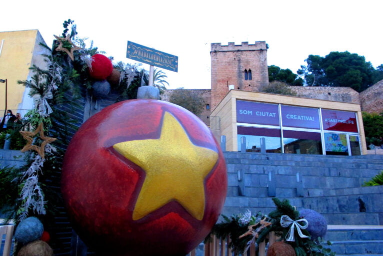 Una gran bola de árbol de Navidad luce en la Plaza del Consell