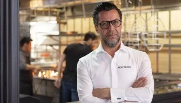 el chef quique dacosta en su restaurante