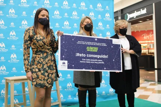 Portal de la Marina entrega al Hospital de Dénia los fondos recaudados por "Kilómetros Solidarios" 1 Imagen: Entrega del cheque de 'Kilómetros Solidarios' por parte de Portal de la Marina al Hospital de Dénia