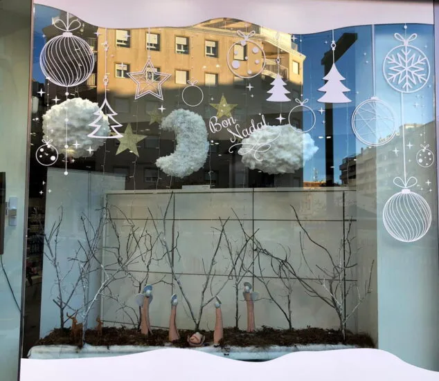 La farmacia Romany gana el primer premio del concurso de ambientación navideña en escaparates que convoca la Concejalía de Comercio 1 Imagen: Escaparate ganador del concurso de decoración de Navidad 2020