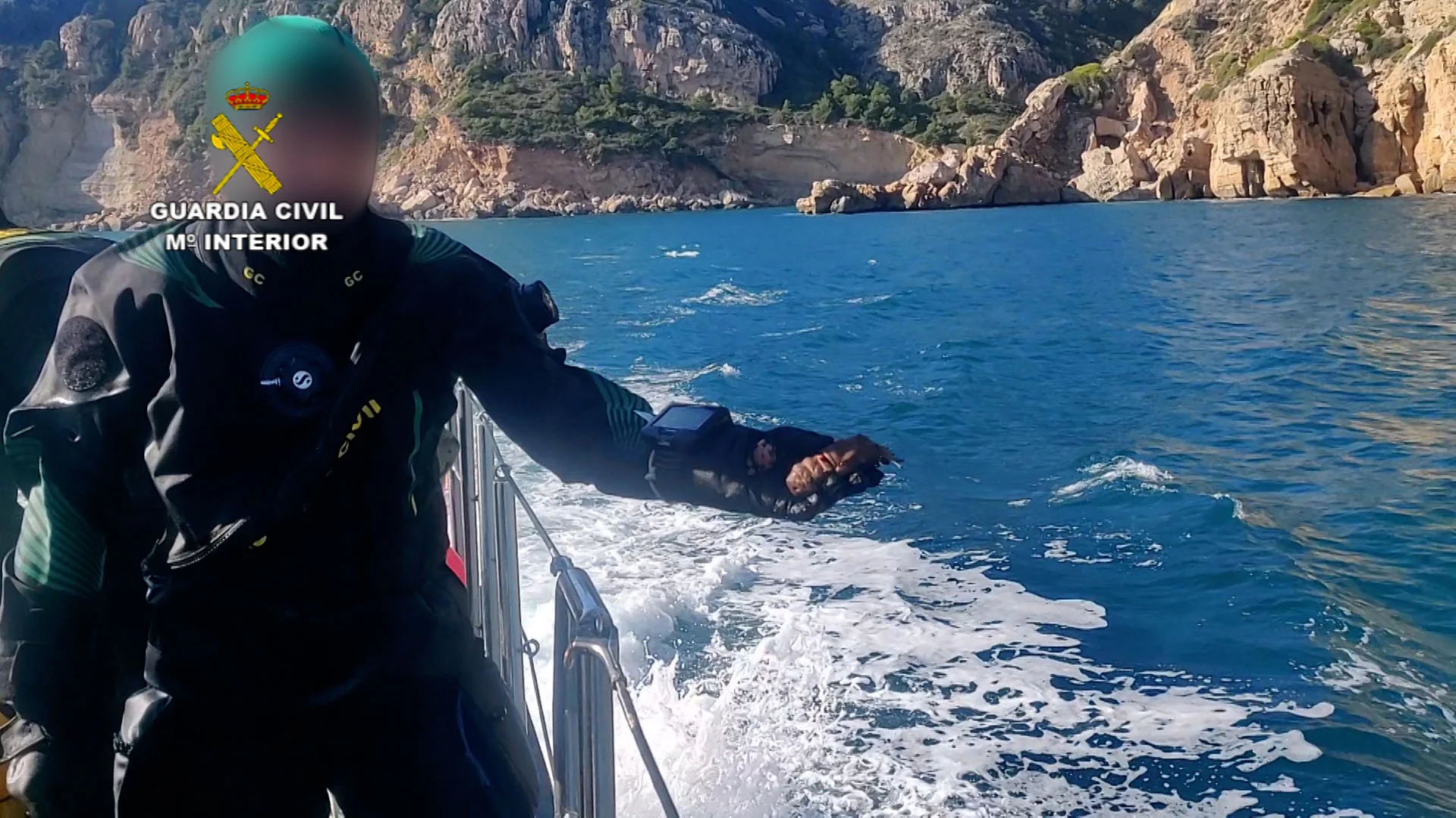 La Guardia Civil devuelve al mar una cigarra del mediteráneo encontrada entre las redes