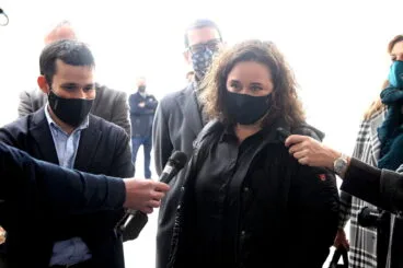 Maite Perez, Bürgermeisterin von La Xara, mit Vicent Marza