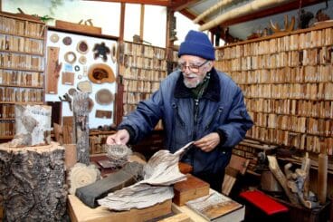 Manuel contando distintas anécdotas sobre sus piezas