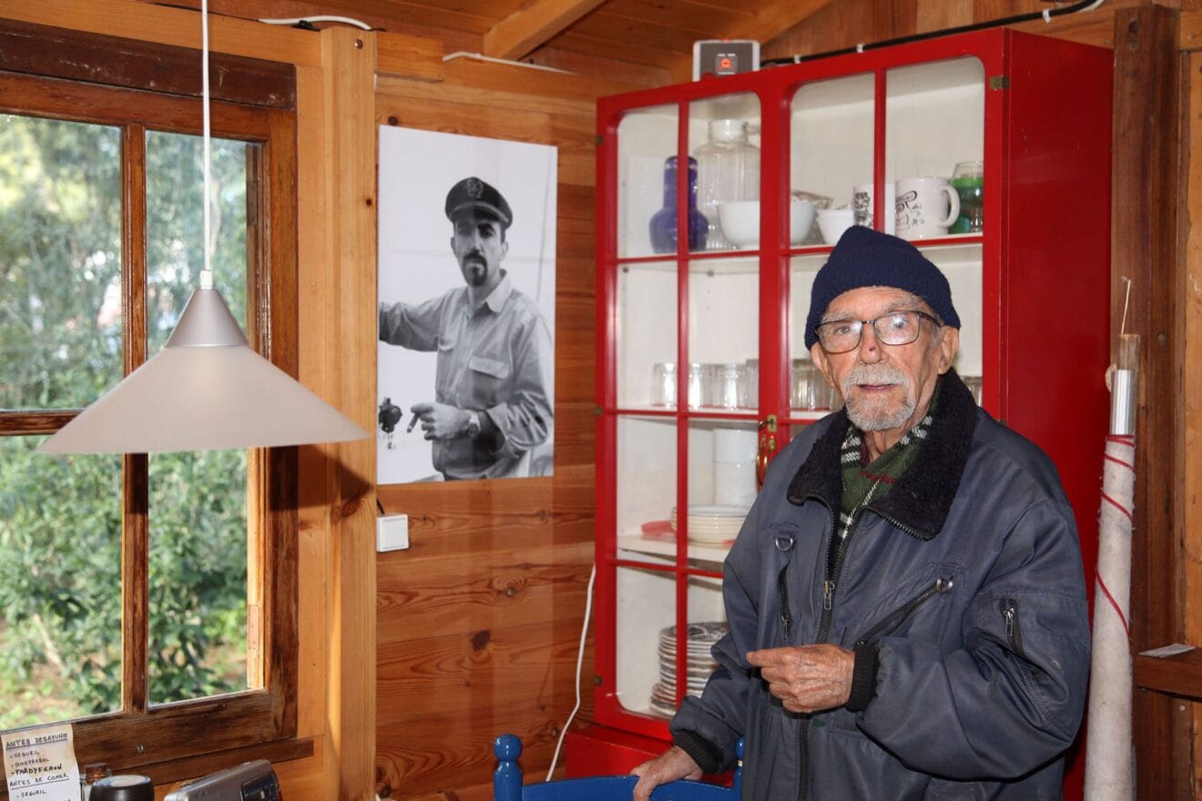 Manuel junto a una fotografía de sus años de capitán