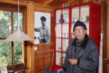 Manuel junto a una fotografía de sus años de capitán
