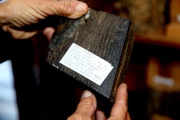 Manuel nos enseña una de sus piezas