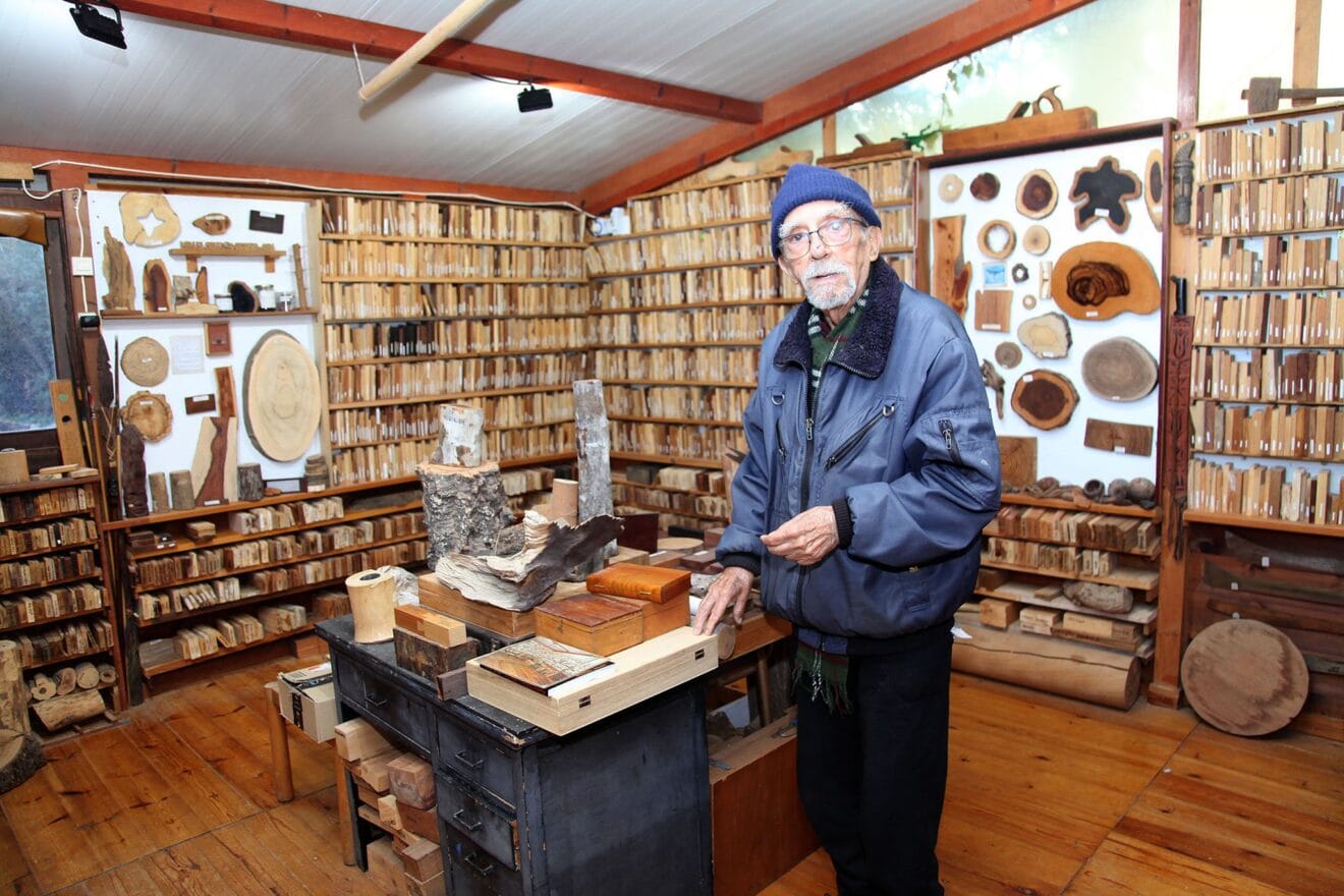 Manuel Soler junto a su colección
