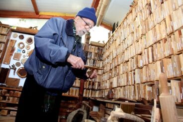 Manuel sosteniendo un cuchillo de madera