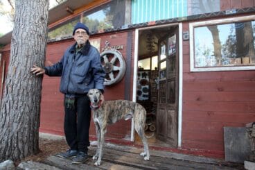 manuel y caco junto a la entrada de su xiloteca