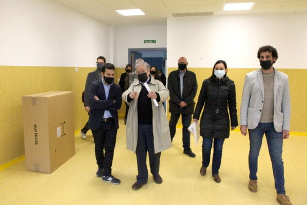 Imagen: Marzà visita las instalaciones del CEIP La Xara