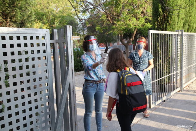 Image: Prevention measures at the entrance of a Dianense school