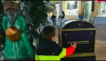 nincc83o dejando su carta en el buzon de los reyes magos