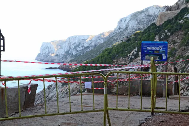 Imagen: Pasarela derrumbada en Cala de Aigua Dolç