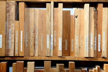 Piezas expuestas entre las estanterías