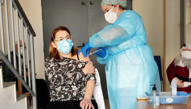 Imagen: Primera trabajadora valenciana vacunada