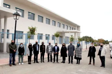 Recibimiento al conseller Vicent Marzà frente al nuevo colegio de La Xara
