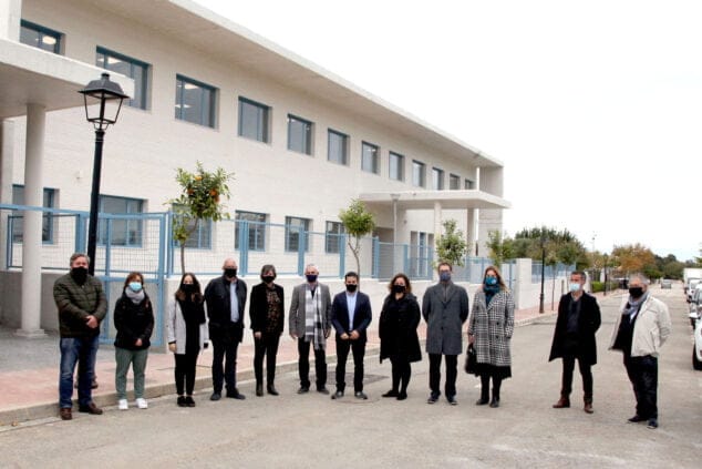 Imagen: Recibimiento al conseller Vicent Marzà frente al nuevo colegio de La Xara