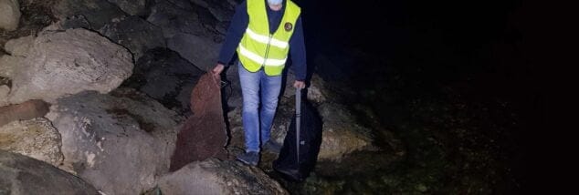 El Servicio de Guardacostas Dénia sorprende a dos furtivos en la reserva del Cap de Sant Antoni con una captura de 344 erizos 1 Imagen: Sacos de erizos escondidos entre las rocas