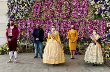 safir malonda junto a los representantes de la junta central fallera en el acto