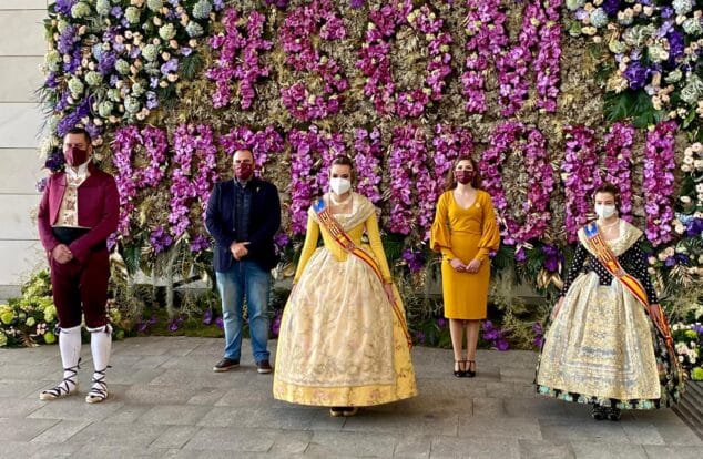 La Junta Local Fallera celebra en València en IV Aniversario de la declaración de las Fallas como Patrimonio Inmaterial de la Humanidad 1 Imagen: Safir Malonda junto a los representantes de la Junta Central Fallera en el acto